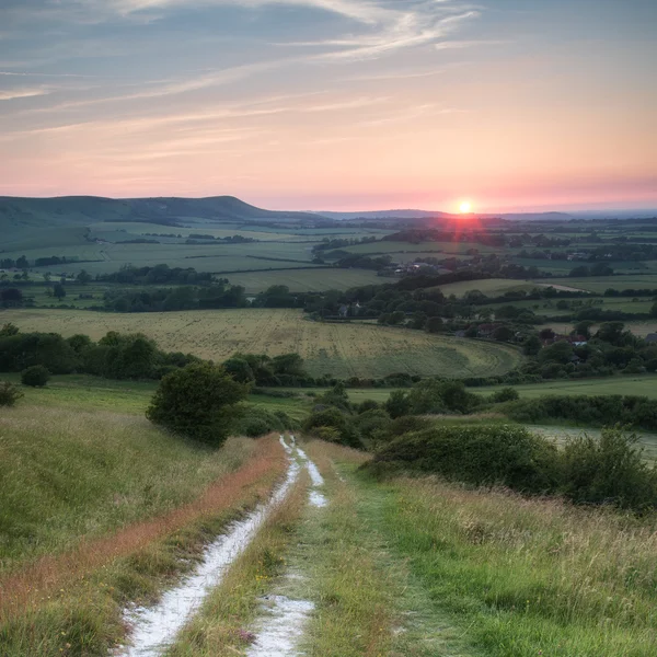 Imagen del paisaje Vista de verano al atardecer sobre el campo inglés — Foto de Stock