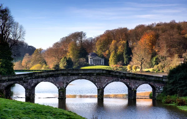 Stourhead bahçelerde ana Gölü üzerinde sonbahar sırasında köprü. — Stok fotoğraf