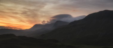 Sunrise dağ manzarası muhteşem canlı renkleri ve beau ile