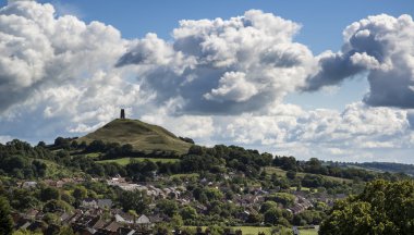 yaz gününde glastonbury Tor güzel manzaralı