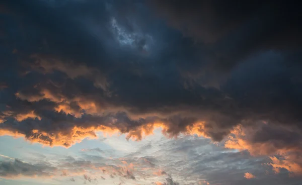 Impresionante vibrante nube tormentosa formación de fondo —  Fotos de Stock