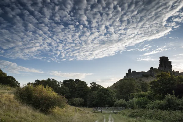 Bella alba estiva sul paesaggio delle rovine medievali del castello — Foto Stock