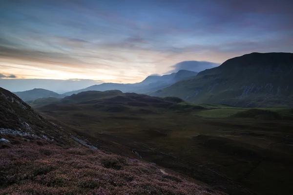 Prachtige zonsopgang berglandschap met levendige kleuren en beau — Stockfoto