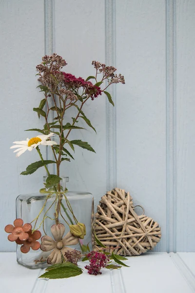 Vacker blomma i vasen med hjärtat stilleben älskar konceptet — Stockfoto