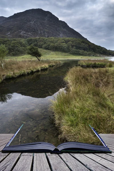 Liggande bild av berget återspeglas i fortfarande sjön på sommaren mo — Stockfoto