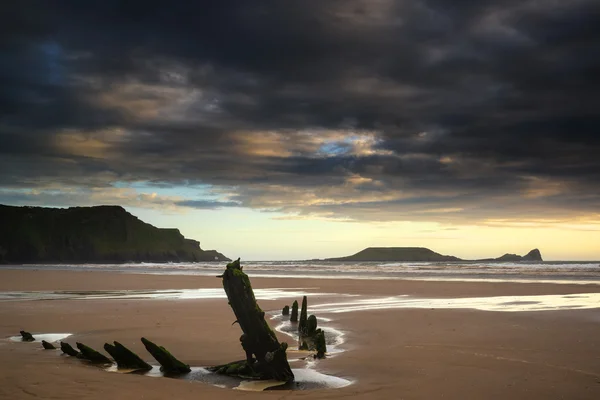 Imagen paisajística del viejo naufragio en la playa al atardecer en verano — Foto de Stock