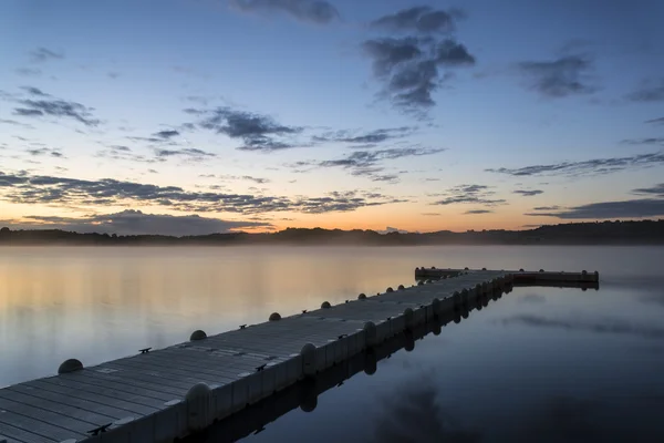 Sakin göl iskelede gündoğumu hareketli manzara — Stok fotoğraf