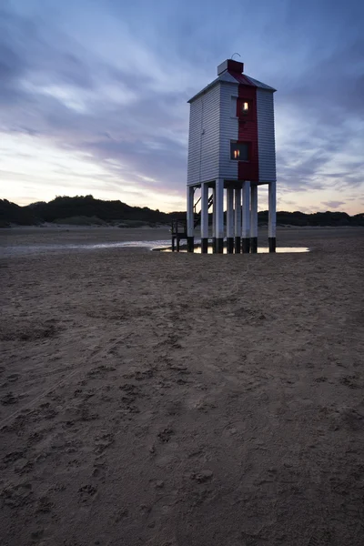 Hermoso paisaje amanecer faro stilt en la playa —  Fotos de Stock