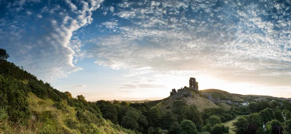 Beau lever de soleil d'été sur le paysage panoramique des cas médiévaux — Photo