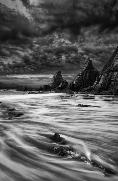Çarpıcı dağ ve deniz günbatımı manzara siyah ve beyaz — Stok fotoğraf