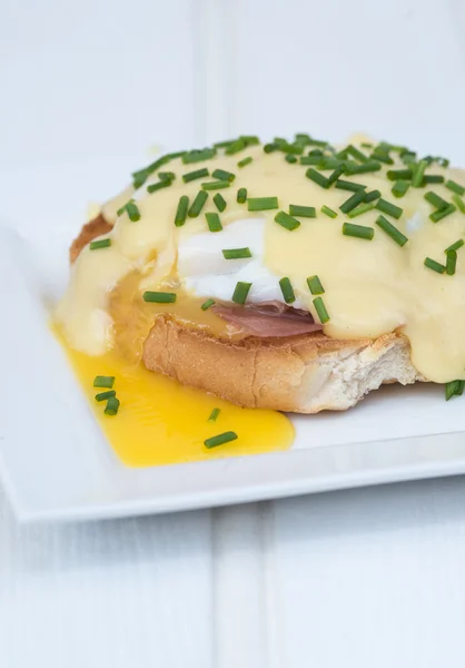 Eggs Benedict toasted English muffins ham poached eggs and holla — Stock Photo, Image