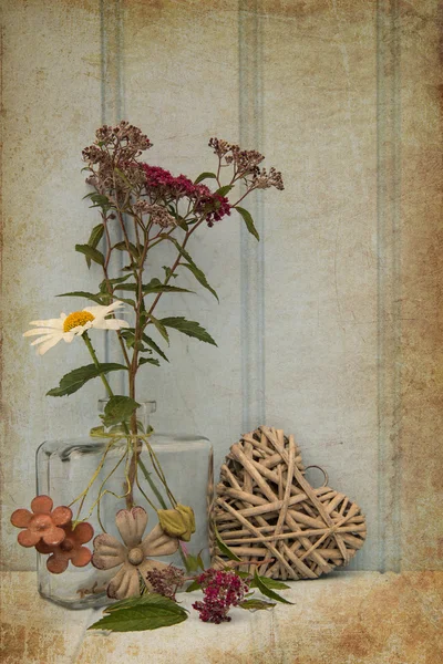 Belle fleur dans un vase avec coeur nature morte concept amour — Photo