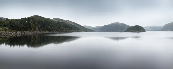 Panorama nebbioso del paesaggio mattutino sul lago calmo in autunno — Foto Stock