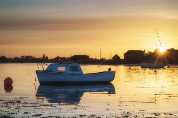 Hermoso paisaje de atardecer de verano sobre el puerto de marea baja con páramo —  Fotos de Stock