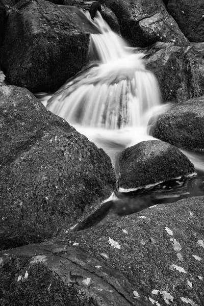 Paisaje de la cascada Becky Falls en el Parque Nacional Dartmoor Ing. —  Fotos de Stock