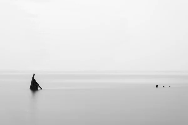 Image paysage minimaliste de naufrage ruine dans la mer noir et wh — Photo