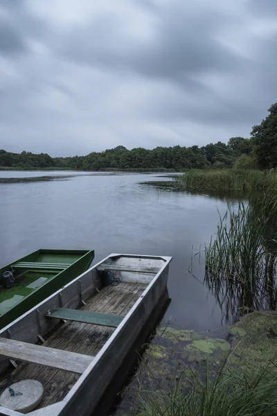 Moody sentindo barcos de imagem de paisagem no lago em Outono Outono — Fotografia de Stock