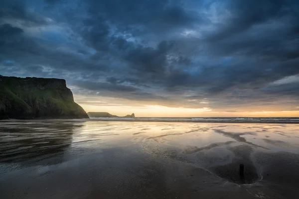Imagem da paisagem do velho naufrágio na praia ao pôr-do-sol no verão — Fotografia de Stock