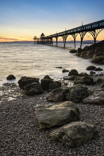美しい長い露出桟橋シルエットと海の夕日 — ストック写真