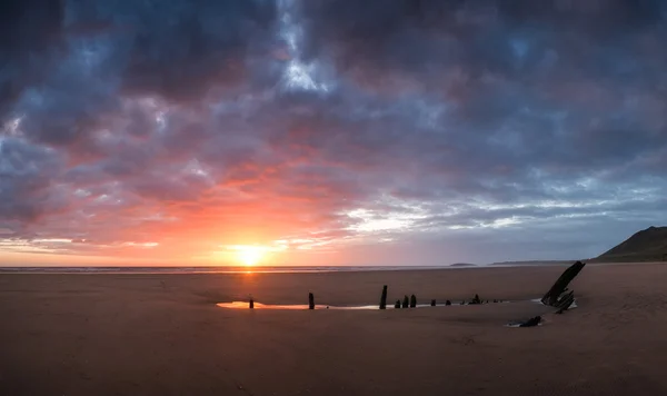 Image de paysage de naufrage sur la plage au coucher du soleil d'été — Photo