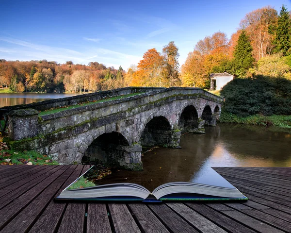 Puente sobre el lago principal en Stourhead Gardens durante el otoño. concep —  Fotos de Stock