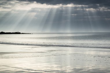 Gökyüzünden boş sarı kum plajı üzerinde patlama çarpıcı güneş ışınları