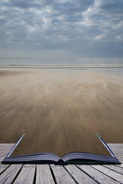 Huellas en la playa Verano puesta del sol paisaje libro conceptual imag — Foto de Stock