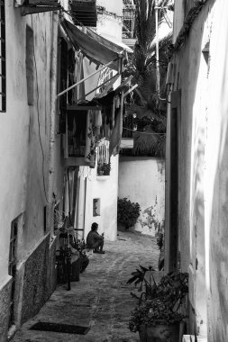 Eski evler siyah ve wh arasındaki tipik eski Akdeniz sokak