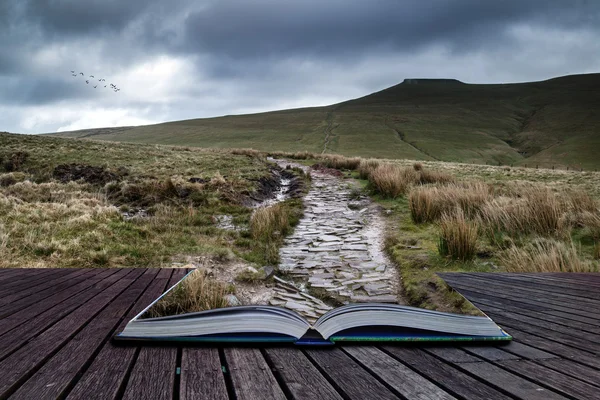 Prachtige landschap van brecon beacons national park met humeurig s — Stockfoto