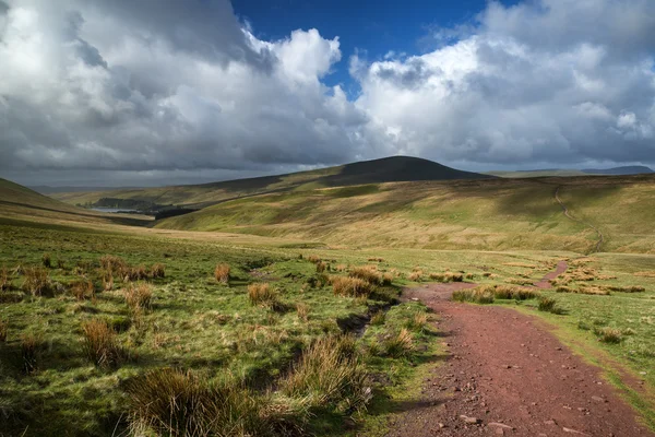 Krásná krajina v národním parku brecon beacons s náladový s — Stock fotografie