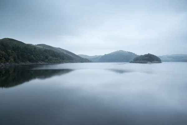 Moody landscape image of lake pre-dawn in Autumn with haunting f — Stock Photo, Image