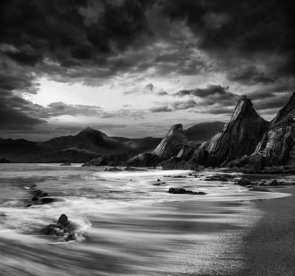 Prachtige landschap van bergen en zee bij zonsondergang zwart en wh — Stockfoto