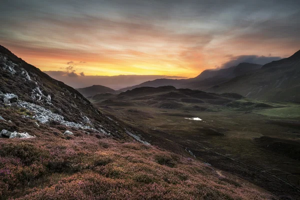 Atemberaubende Berglandschaft im Sonnenaufgang mit leuchtenden Farben und — Stockfoto