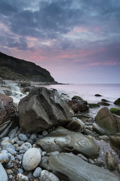 Imagen de paisaje de playa rocosa y acantilados al amanecer —  Fotos de Stock