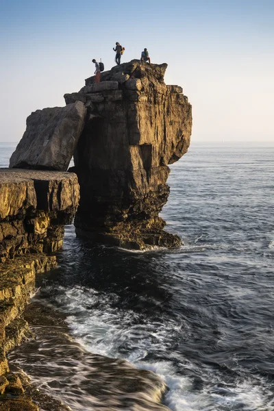यूनिडी के साथ महासागर पर सूर्यास्त के साथ सुंदर चट्टान चट्टान परिदृश्य — स्टॉक फ़ोटो, इमेज