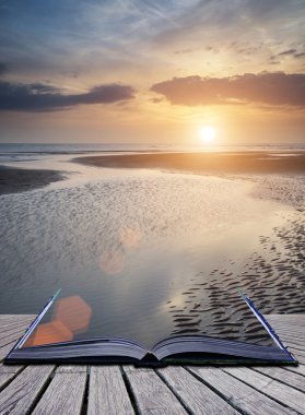 Golden beach, yatay üzerinde güzel canlı yaz gün batımı