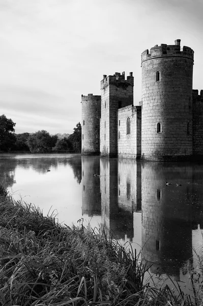 Splendido fossato e castello in autunno Autunno alba con nebbia sopra m — Foto Stock