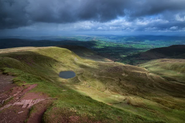 Hermoso paisaje del Parque Nacional Brecon Beacons con s malhumorado — Foto de Stock