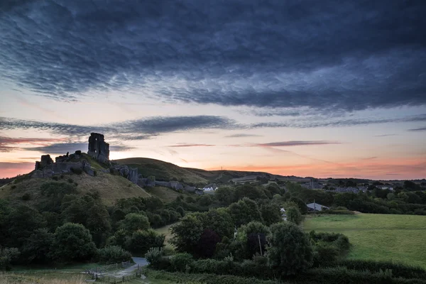 Mooie zomerse zonsopgang boven landschap van middeleeuwse burchtruïne — Stockfoto