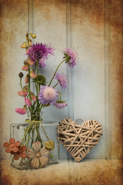 美丽的花，插在花瓶里与心静物的爱情观 — 图库照片