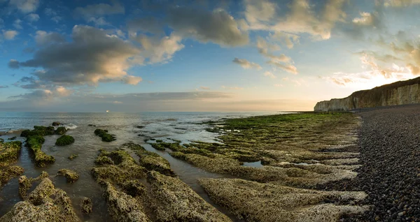 美丽的风景全景落日多岩石的海岸线 — 图库照片