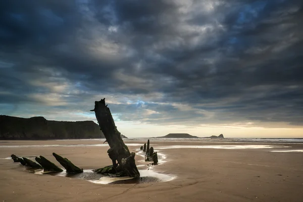 Imagen paisajística del viejo naufragio en la playa al atardecer en verano —  Fotos de Stock