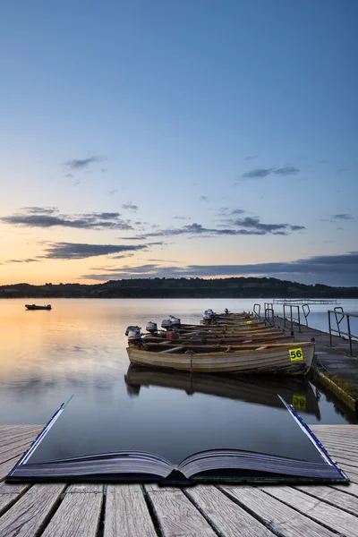 Beau paysage lever de soleil sur lac calme avec des bateaux sur jetée — Photo