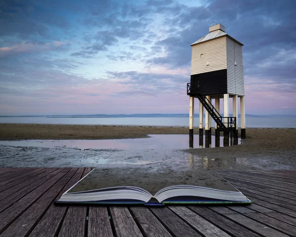 Alba paesaggio di palafitte di legno faro sulla spiaggia in estate — Foto Stock