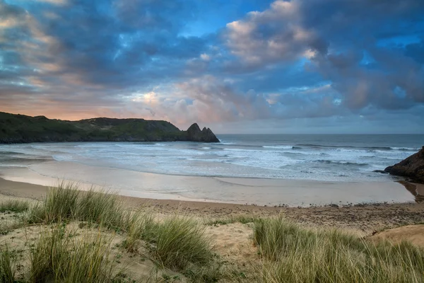 Beau paysage de lever de soleil d'été sur la plage de sable jaune — Photo