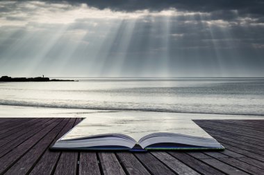 Gökyüzünden boş sarı kum plajı üzerinde patlama çarpıcı güneş ışınları