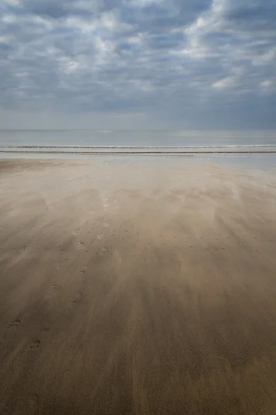 Voetafdrukken op strand zomer zonsondergang landschap — Stockfoto