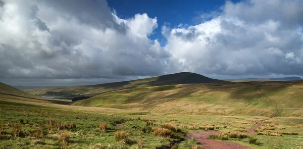 Hermoso paisaje del Parque Nacional Brecon Beacons con s malhumorado — Foto de Stock