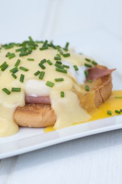 haşlanmış yumurta ve holla İngilizce muffins yumurta benedict kızarmak ham