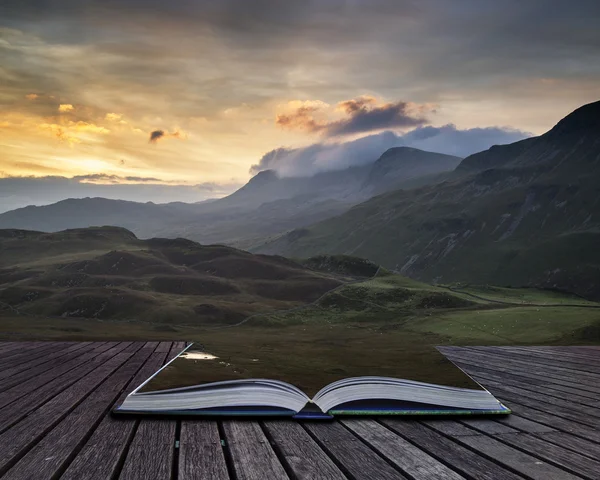 Atemberaubende Berglandschaft im Sonnenaufgang mit leuchtenden Farben und — Stockfoto